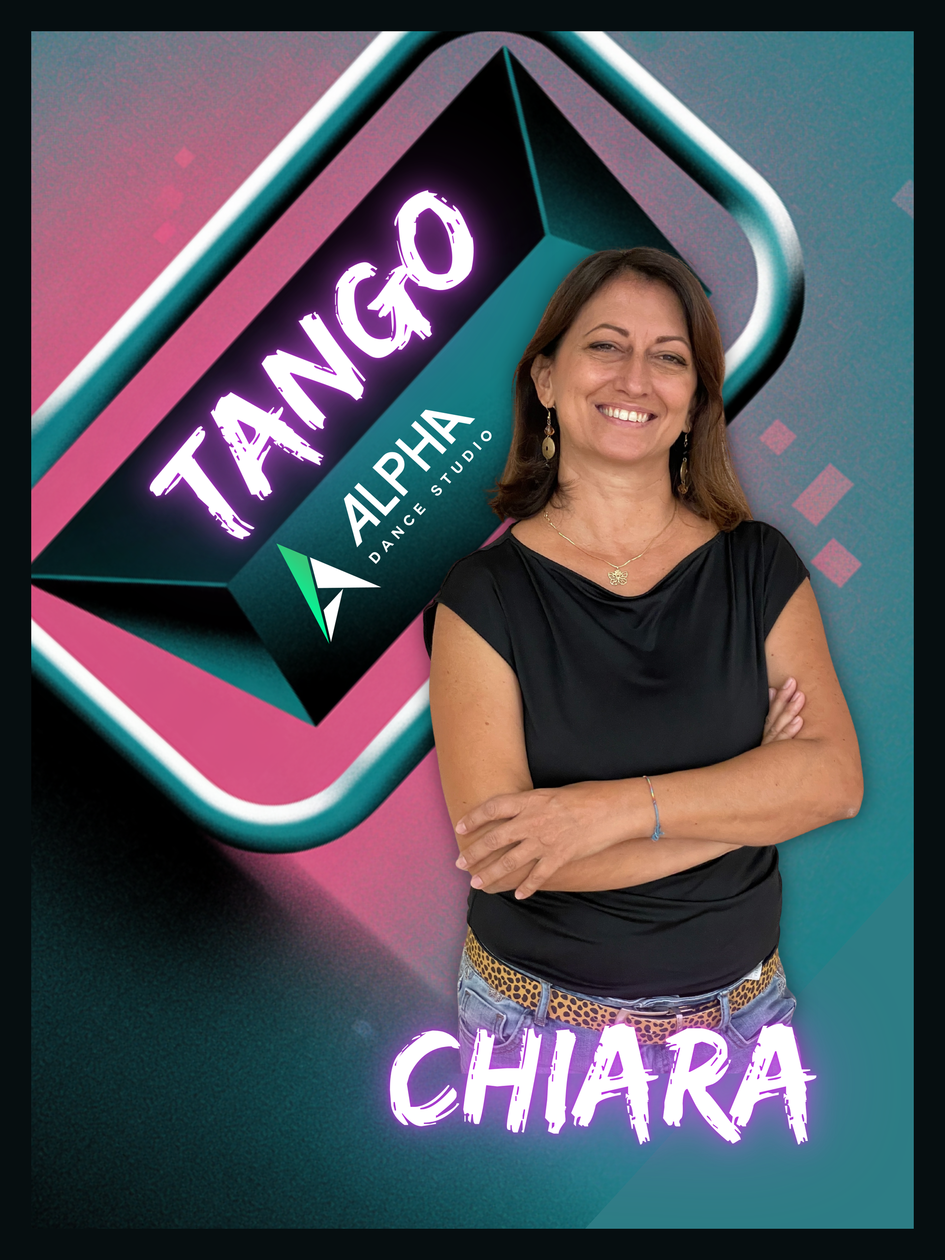 Chiara sorride, con le braccia incrociate, accanto al logo Tango Alpha su sfondo rosa e nero.
