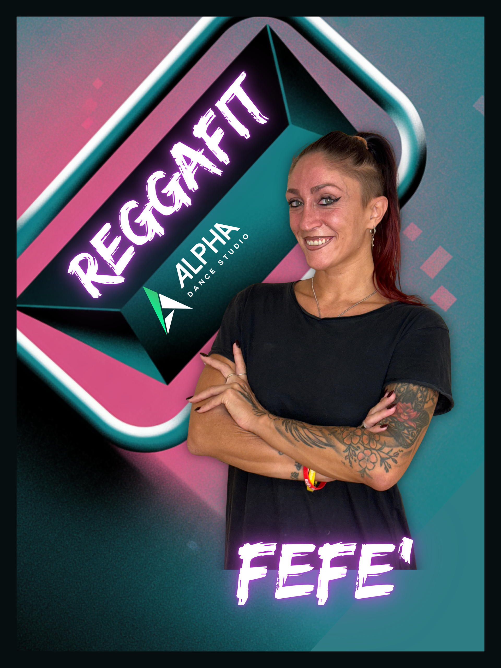 Donna con tatuaggi sul braccio e braccia incrociate, con un logo 