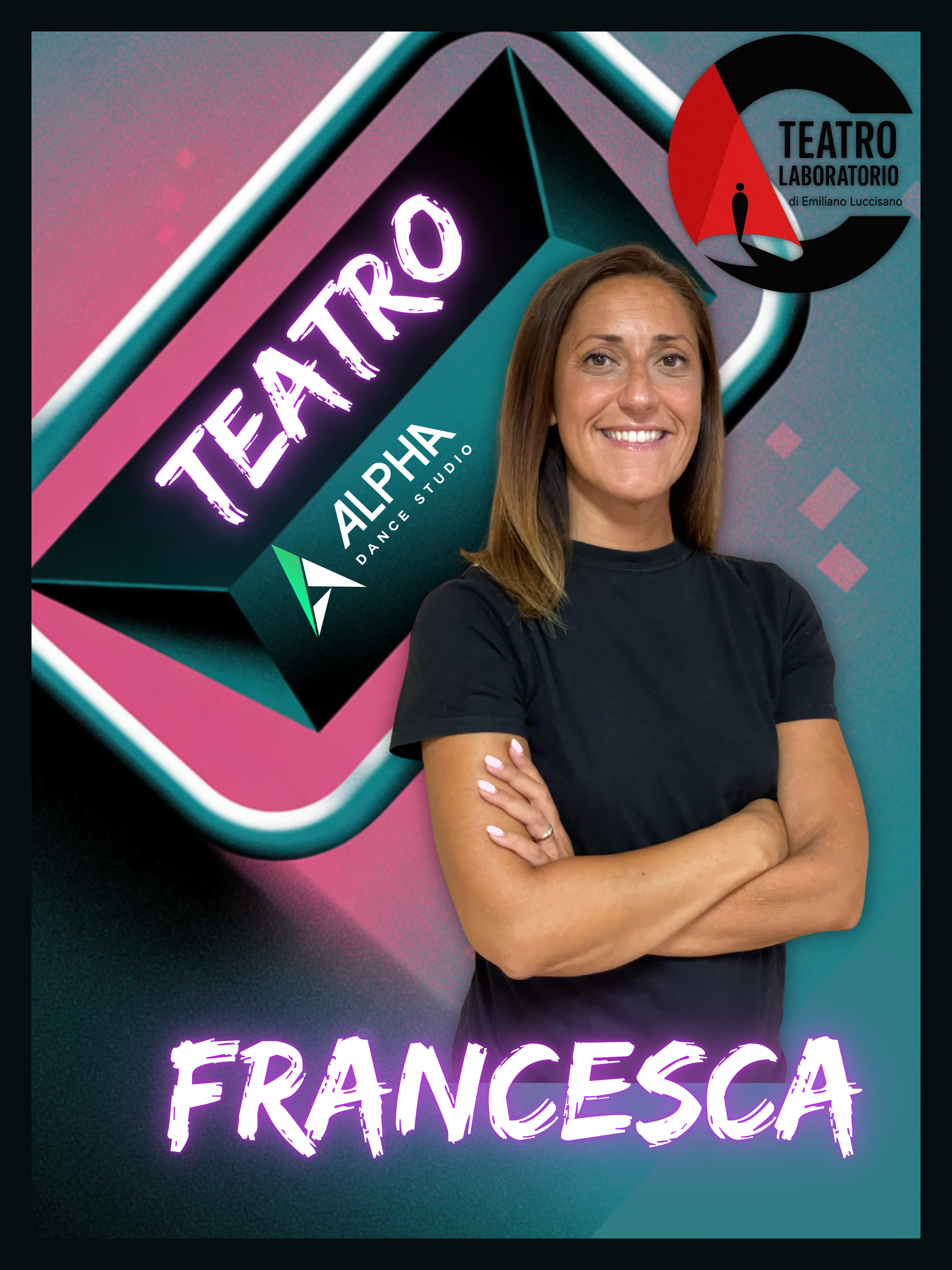 Donna con braccia incrociate, sorridente. Testo