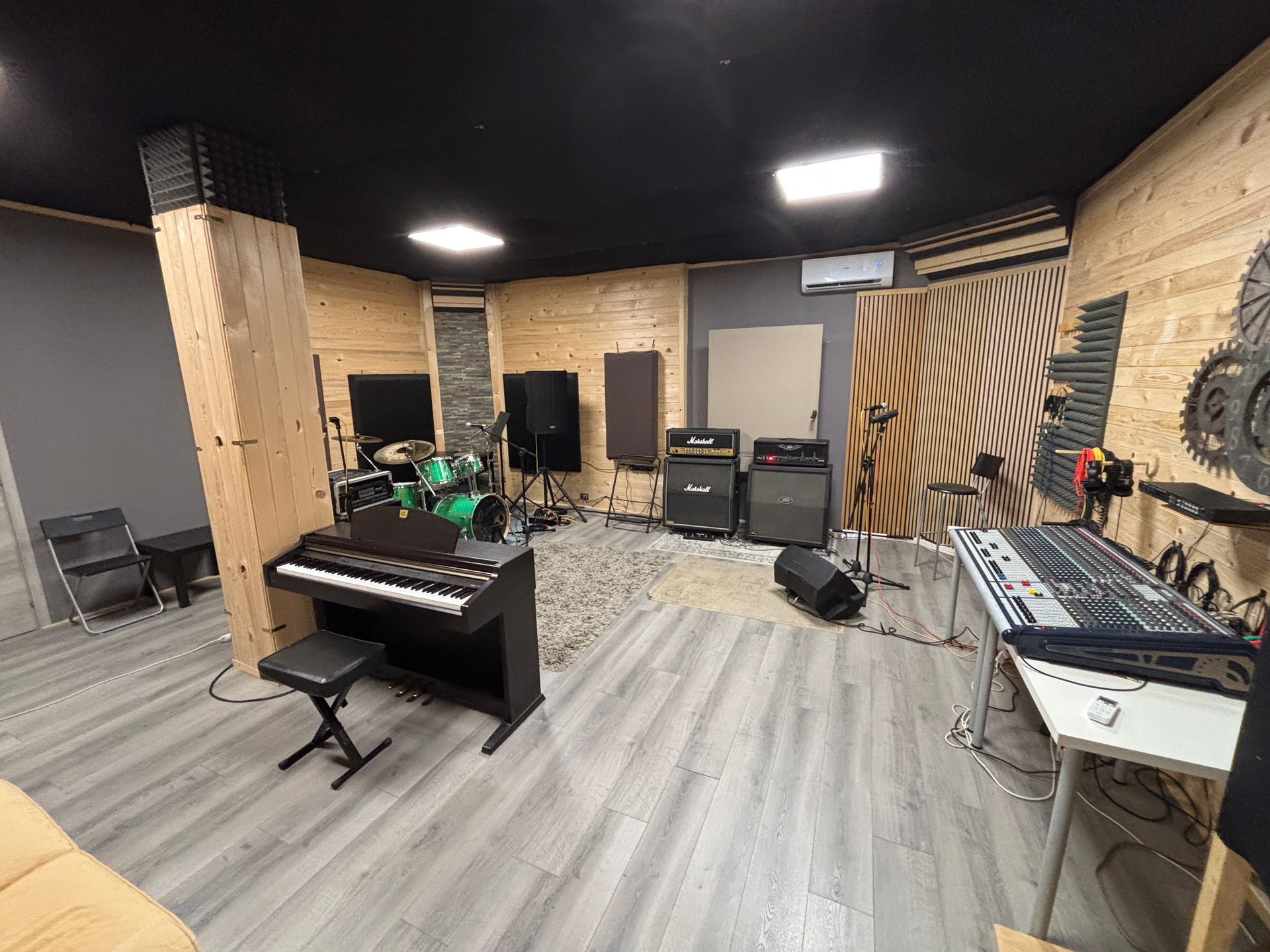 Primo piano in bianco e nero dei tasti del pianoforte, con particolare attenzione ai tasti neri e bianchi in primo piano.
