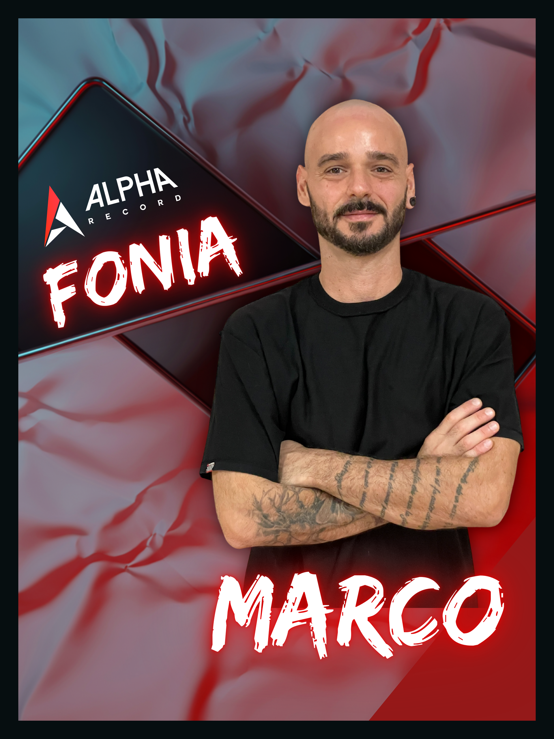 Marco Fonia con le braccia incrociate, tatuaggi, davanti al logo Alpha Studio, sfondo rosso e blu.