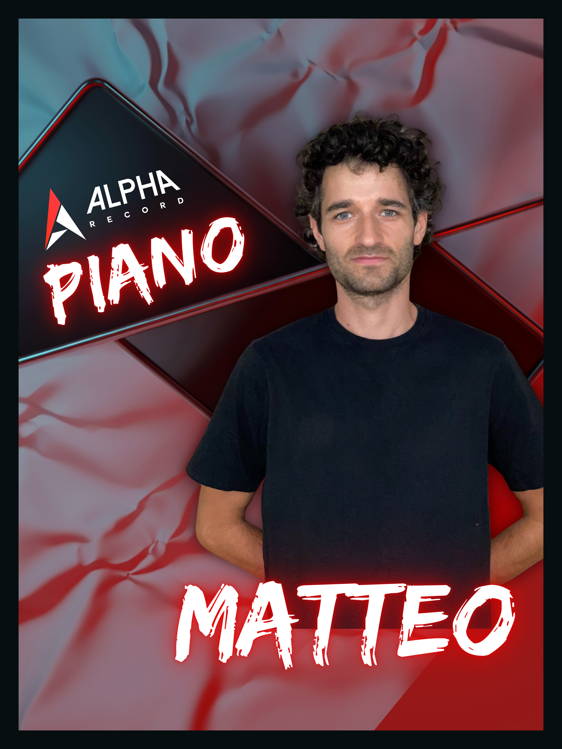 Matteo, un uomo, è in piedi davanti a uno sfondo con la scritta in sovrimpressione: 