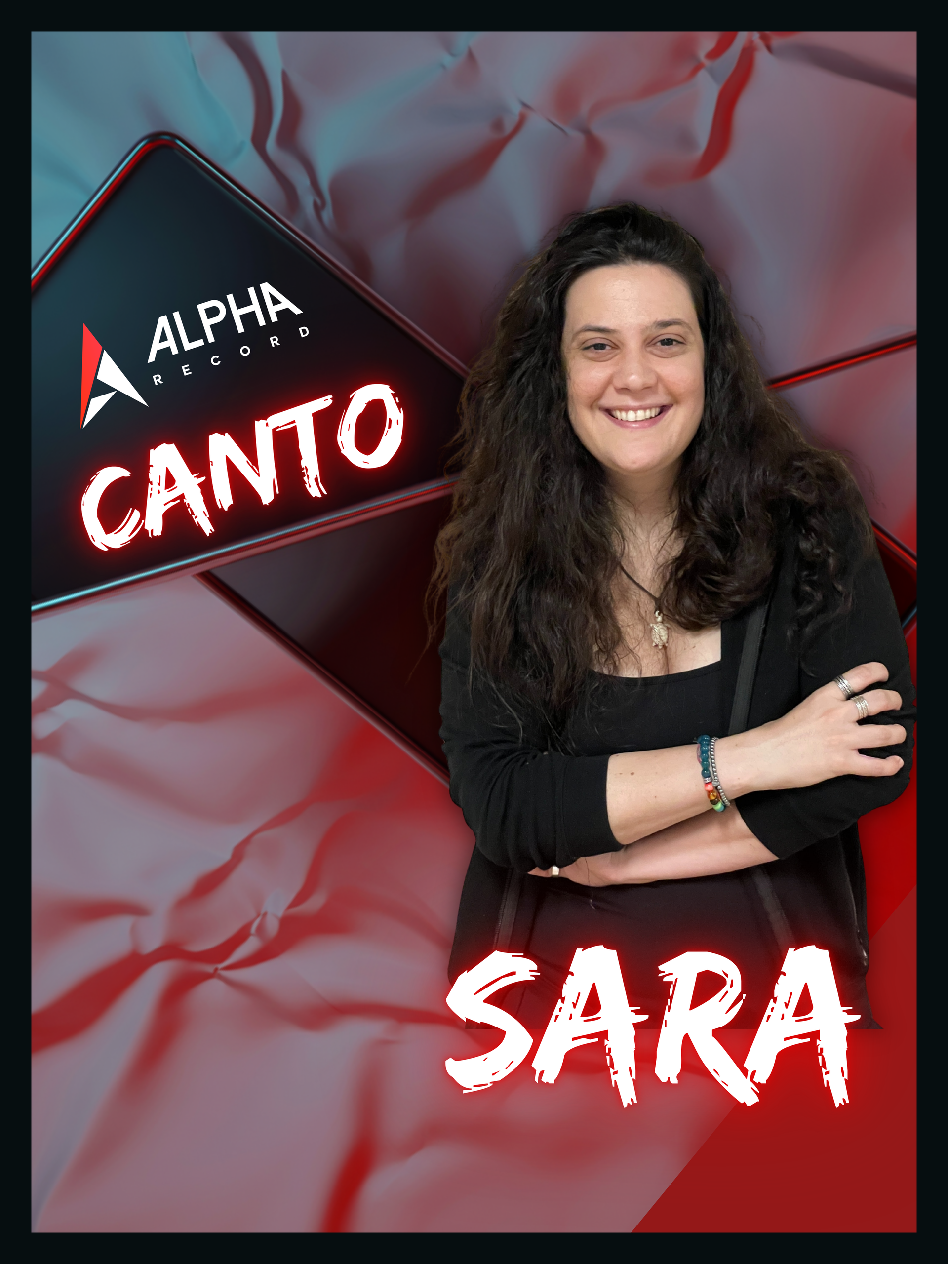 La donna Sara sorride, davanti al logo con la scritta Canto per Alpha Agency, su sfondo rosso e nero.
