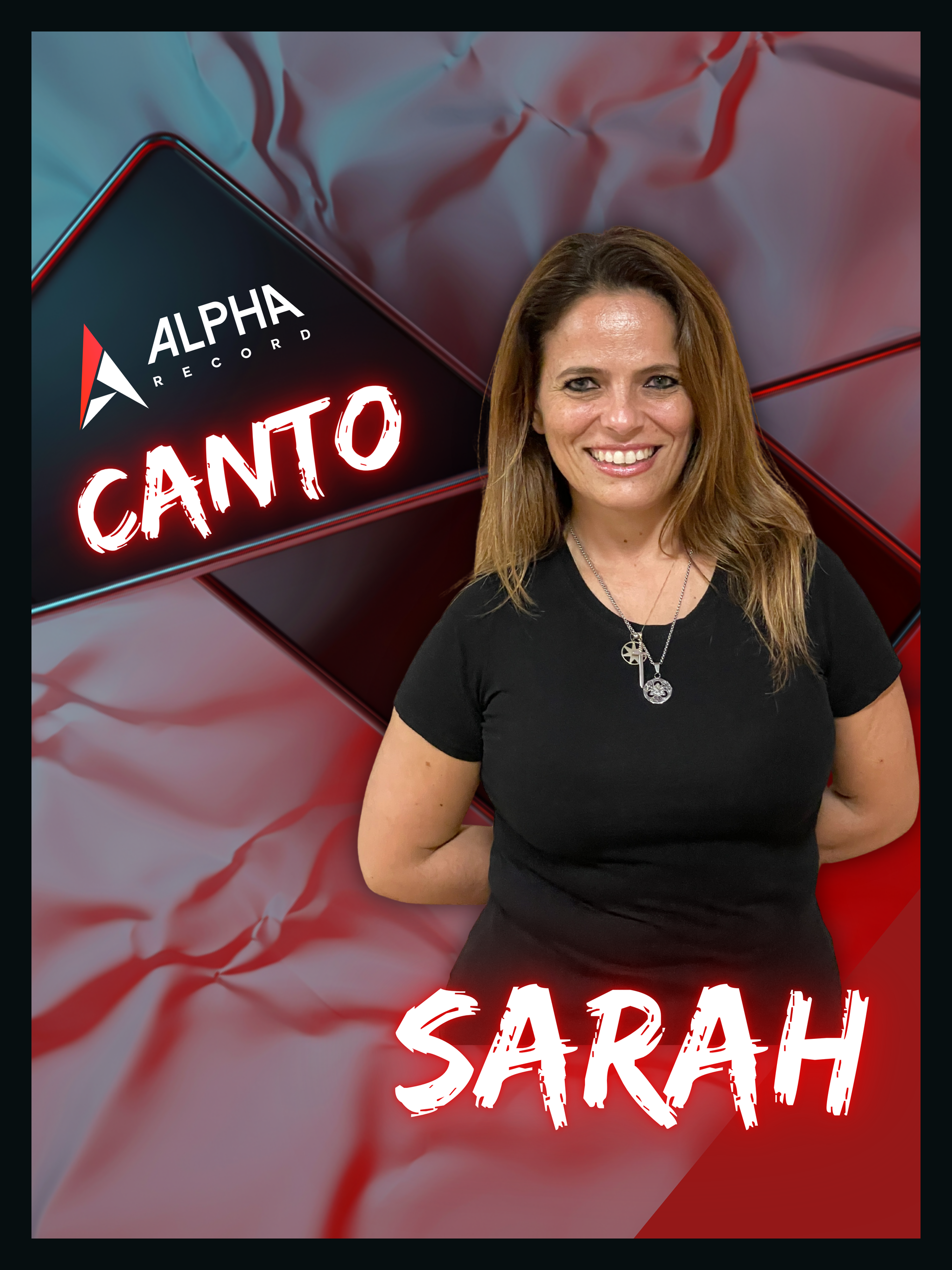 Sarah, donna sorridente con top nero, con testo sovrapposto: 
