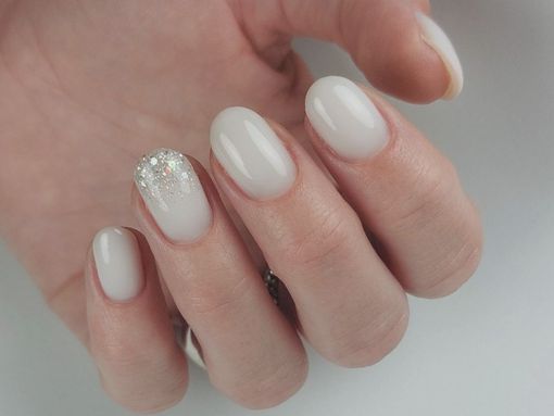 Versteviging van natuurlijke nagels met softgel of hardgel – dé oplossing voor sterke nagels in Friesland.