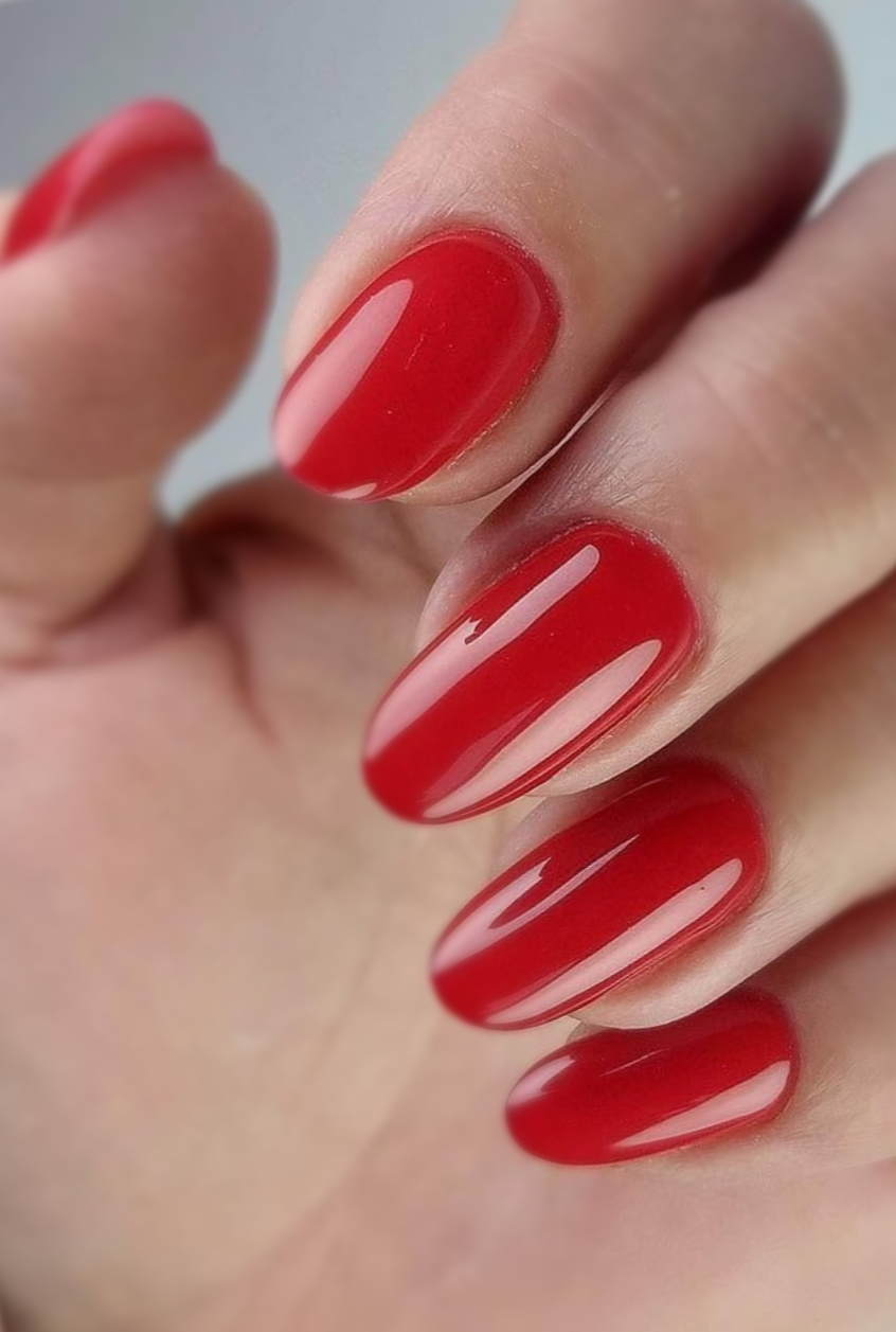 Natuurlijk ogende, stevige nagels met gelversteviging, afgewerkt met rode gellak – populair bij klanten uit Leeuwarden.
