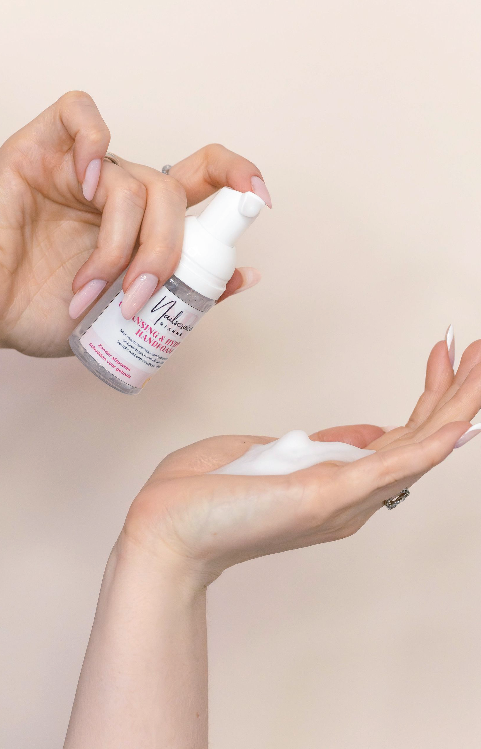 Aanbrengen van nagelriemolie voor gezonde, glanzende nagels – nagelstudio Sint Annaparochie