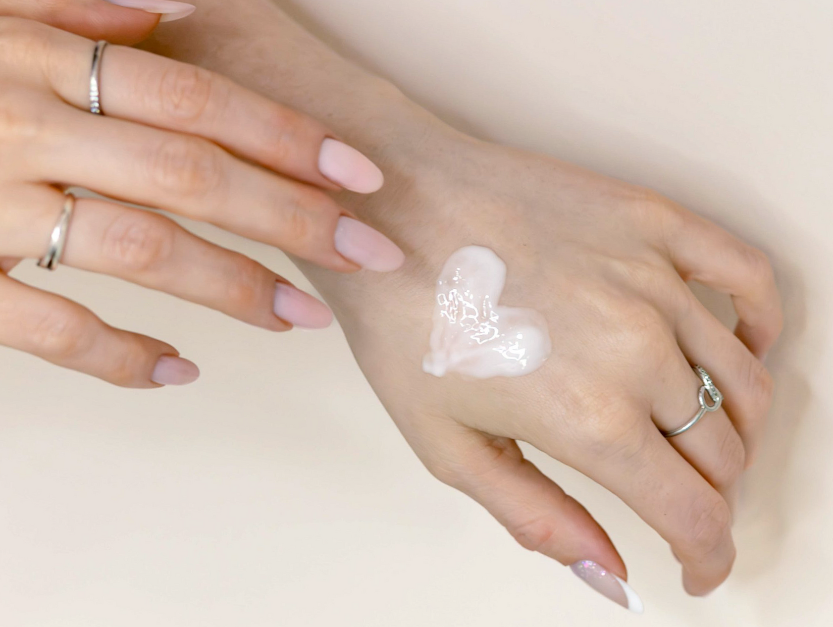 Handverzorging met verzorgende crème in nagelstudio Nailservice Rianne in Friesland – ideaal bij droge handen