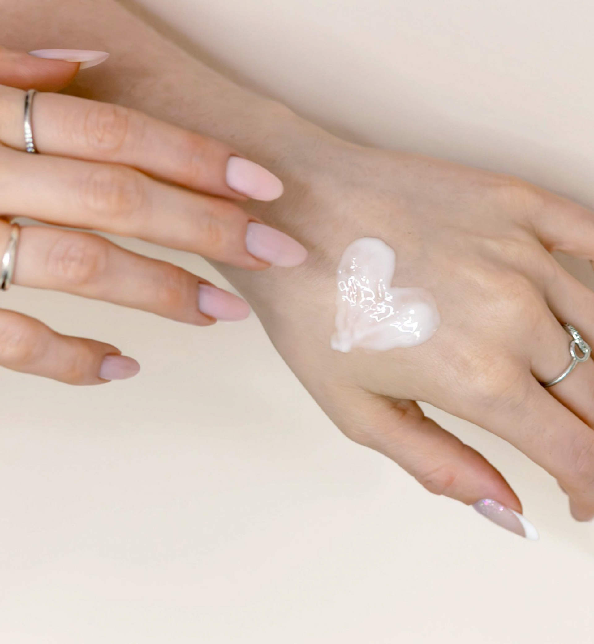 Handverzorging met verzorgende crème in nagelstudio Nailservice Rianne in Friesland – ideaal bij droge handen