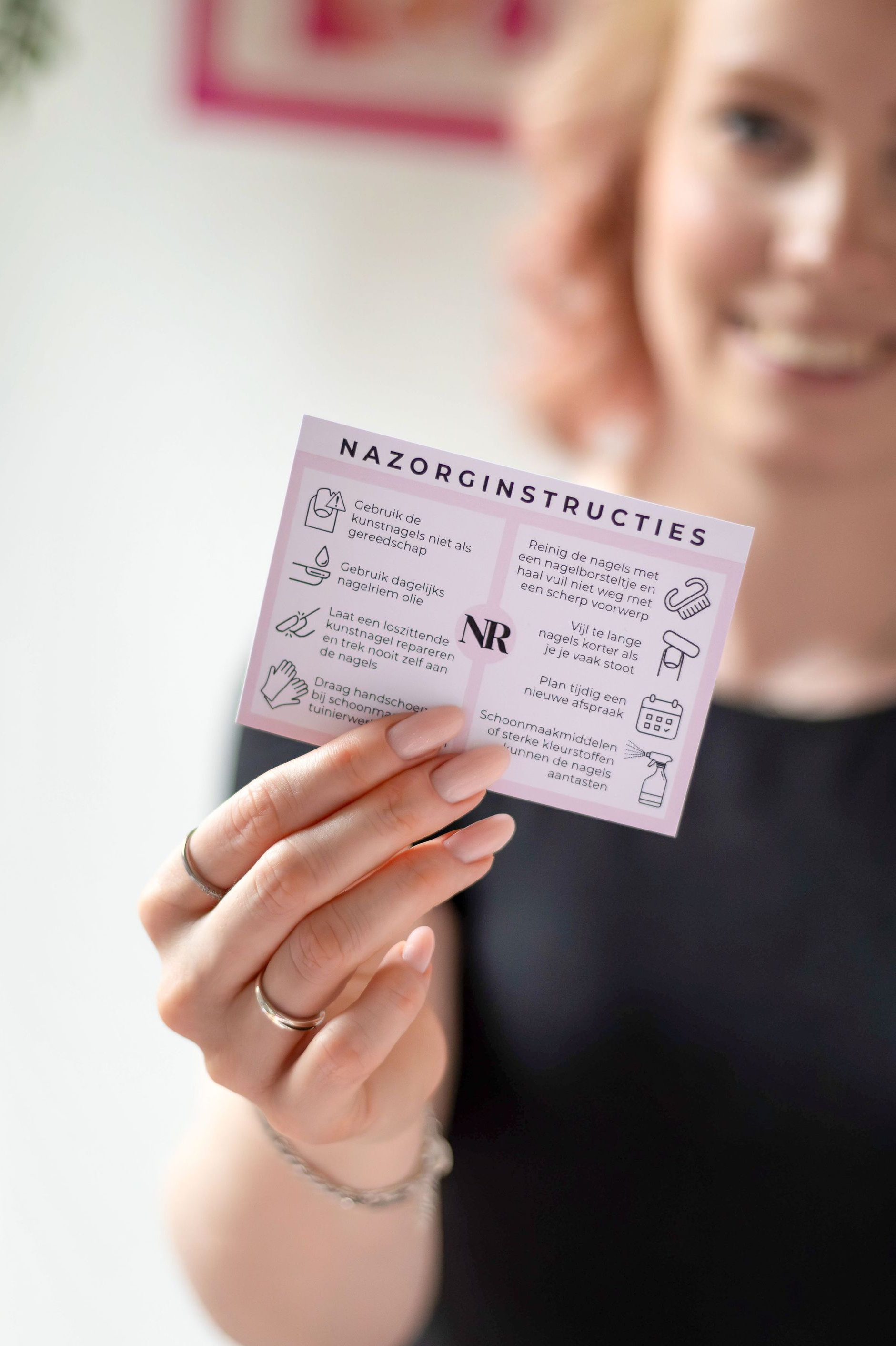 Verzorgende handbehandeling in nagelsalon Sint Annaparochie – zachte, gehydrateerde handen