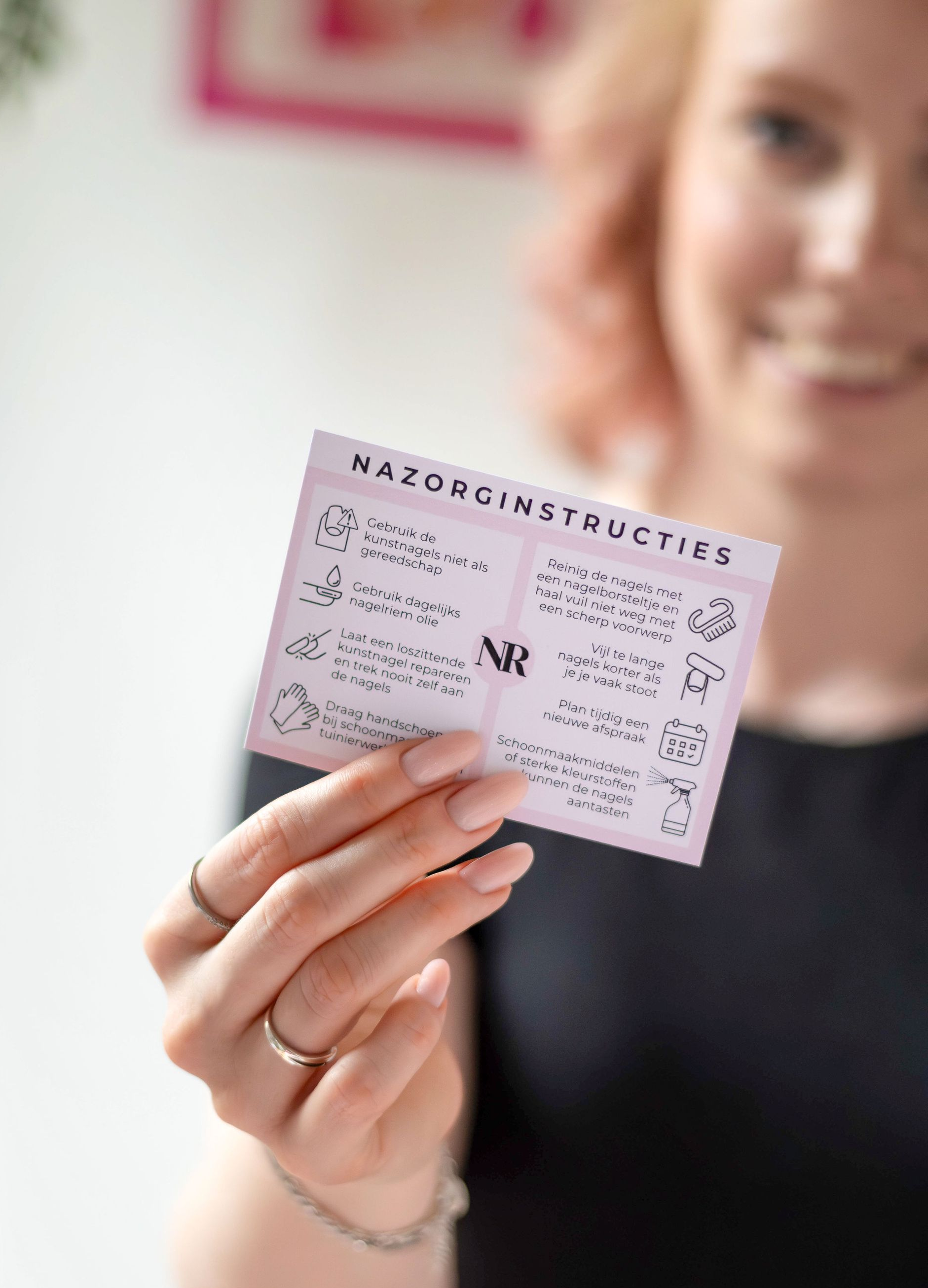 Verzorgende handbehandeling in nagelsalon Sint Annaparochie – zachte, gehydrateerde handen
