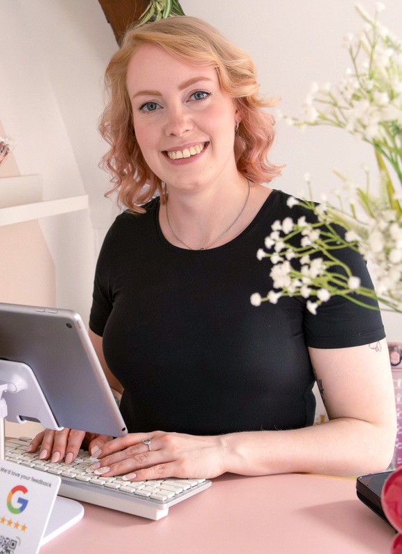 Rianne van Nailservice Rianne lacht naar camera – nagelstudio voor jongvolwassen vrouwen