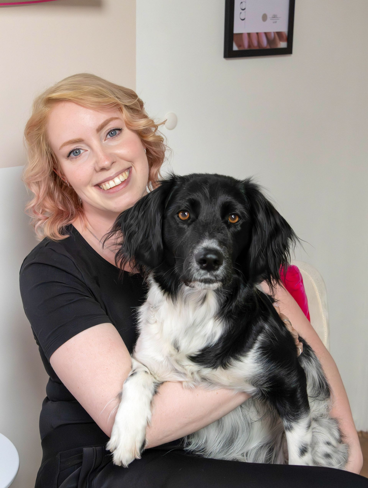 Nailservice Rianne met een waaier van gellak in haar handen.