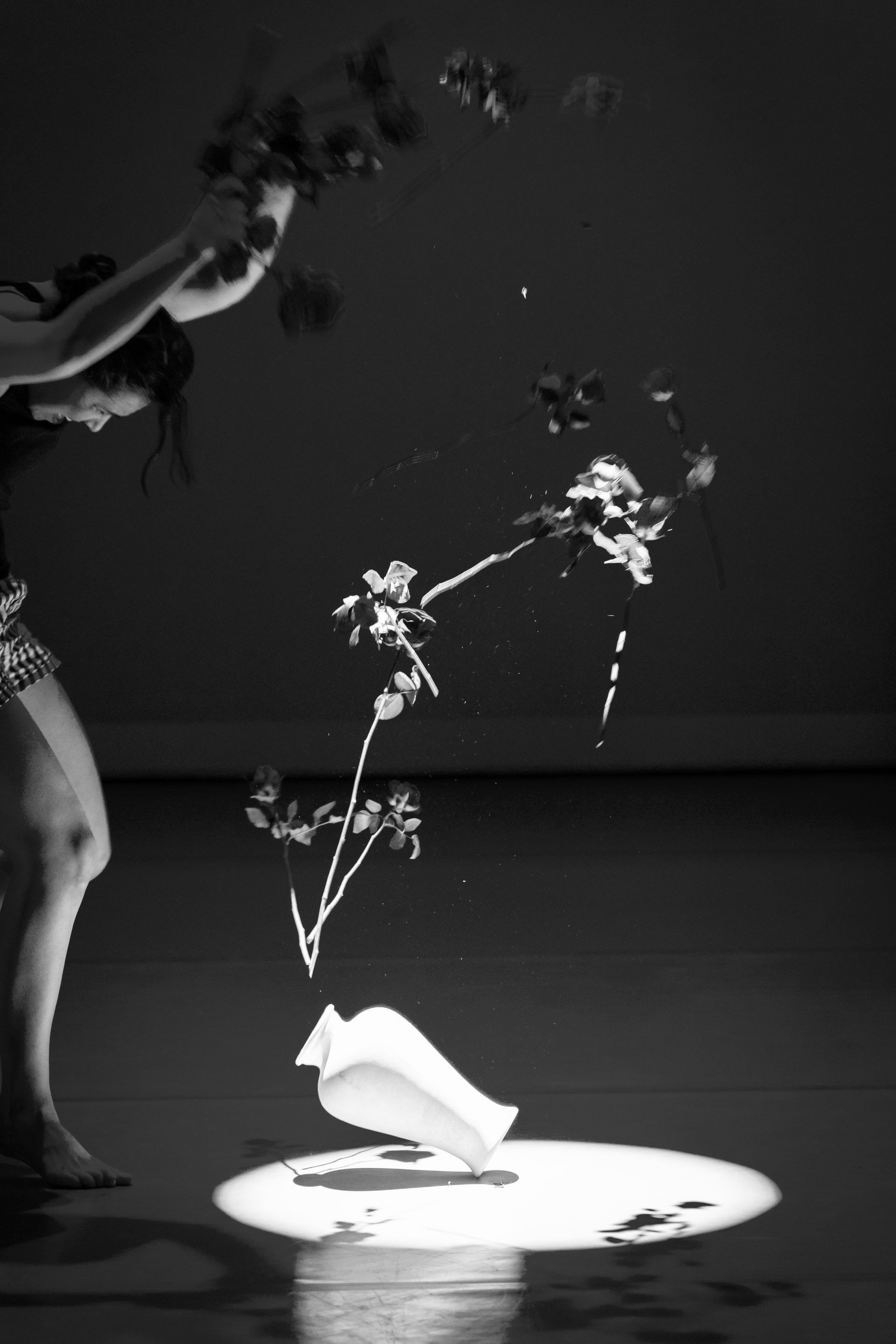 danseres danst met rozen