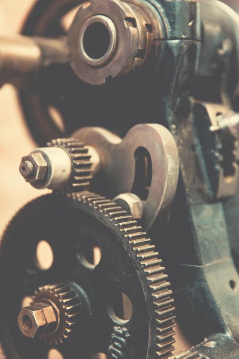 Een close-up van een machine met tandwielen en moeren