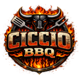 Logo di Ciccio BBQ con una testa di toro fiammeggiante, utensili incrociati e scritte rosso-arancio infuocate.