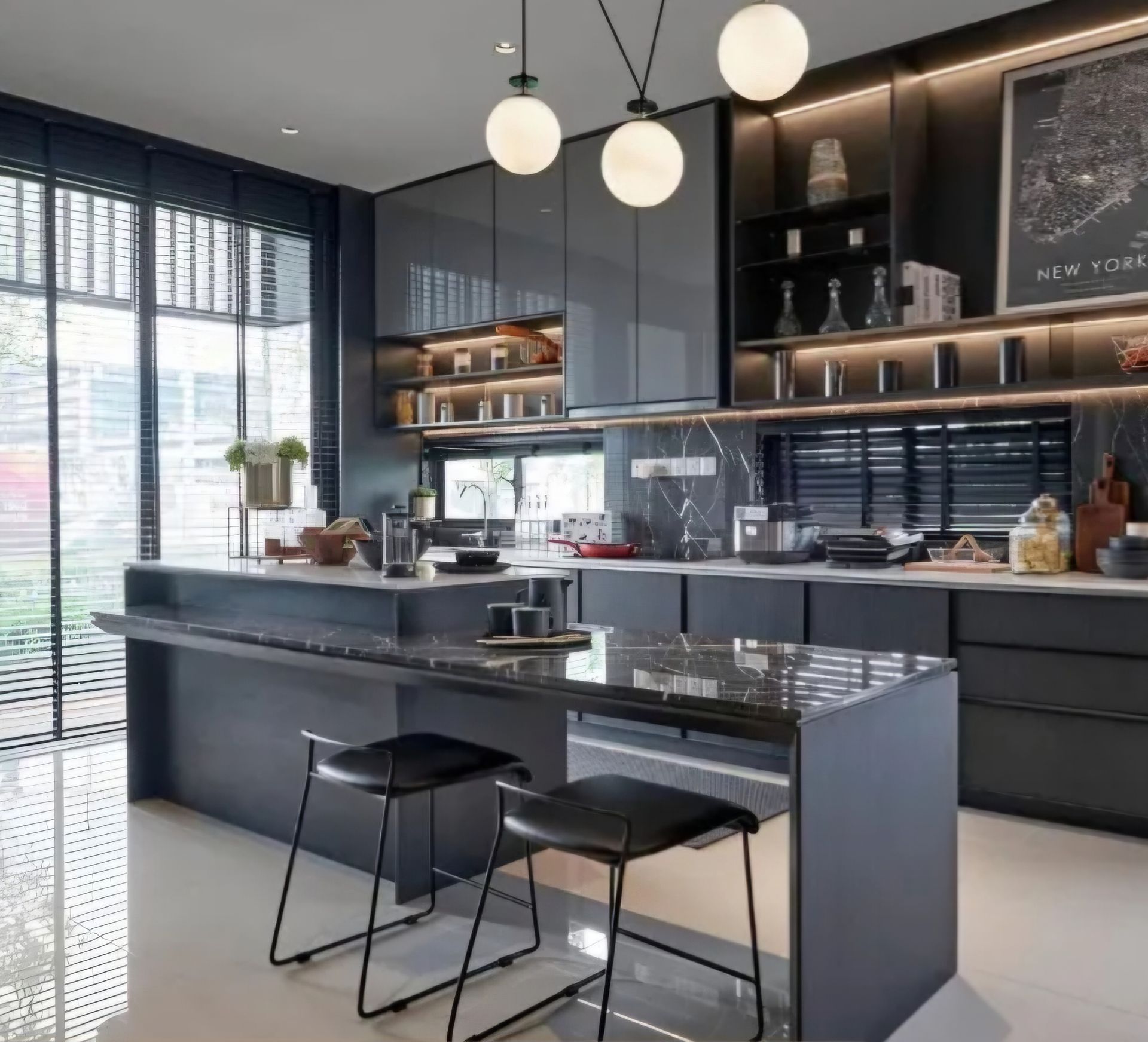 Une cuisine moderne avec un grand îlot et des tabourets.