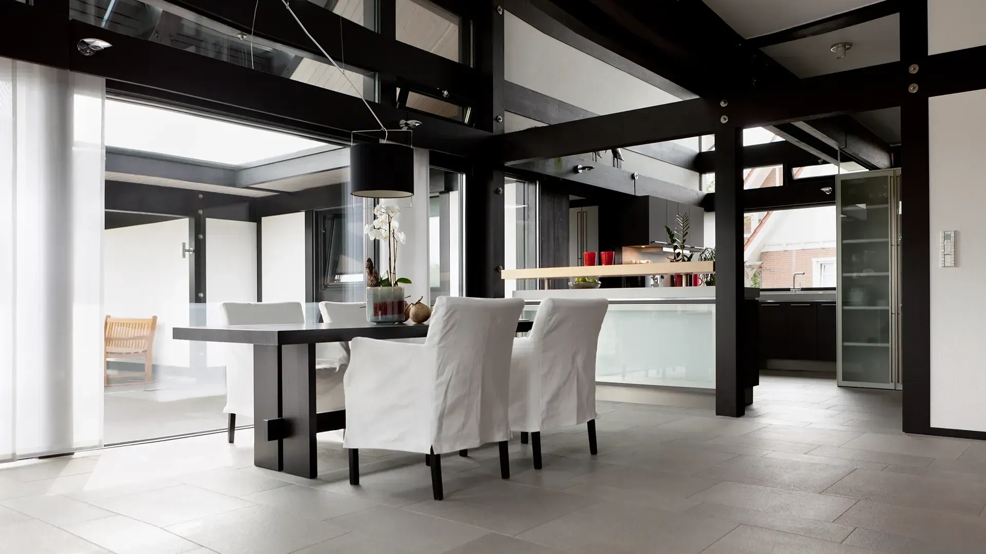 Une salle à manger avec une table et des chaises
