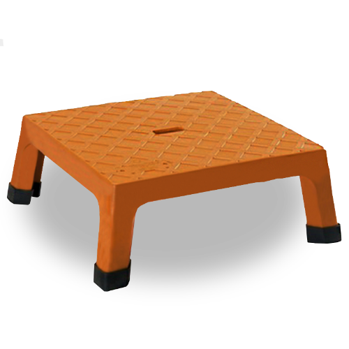 Taburete de plástico de color naranja con superficie antideslizante y patas de goma negras.