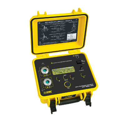 Instrumento de prueba eléctrica amarillo en caja abierta. Cuenta con pantalla y dos puertos circulares.