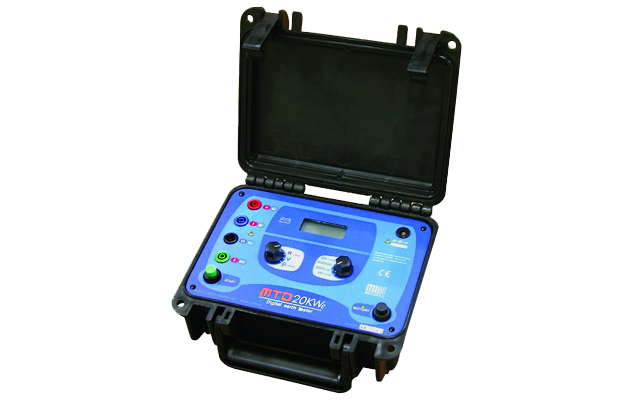 Equipo azul y negro en un estuche, probablemente un dispositivo de prueba, con botones, diales y una pantalla.