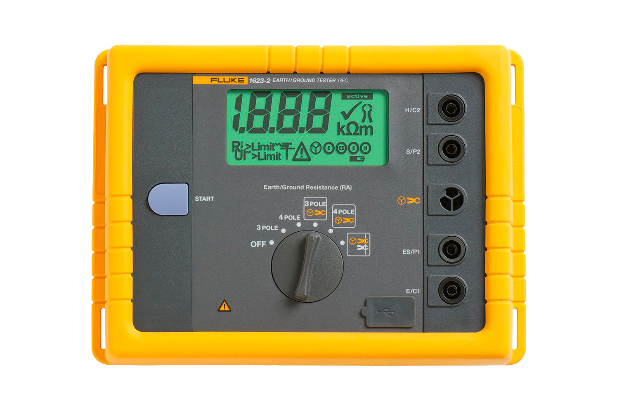 Comprobador de tierra Fluke amarillo con pantalla digital que muestra una lectura de resistencia y un selector giratorio.