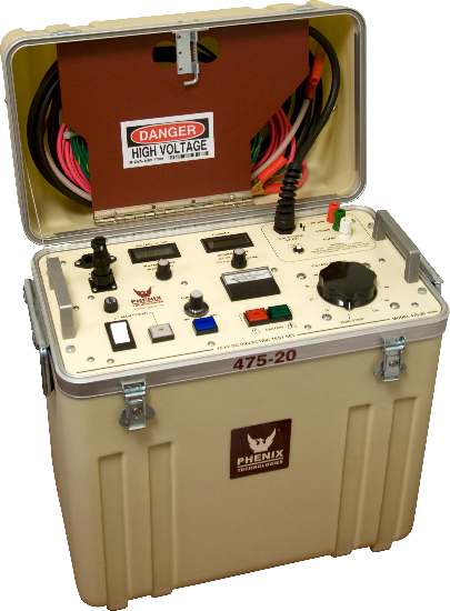 Dispositivo de prueba eléctrica de color bronce con tapa abierta, controles, cables y etiqueta de advertencia.