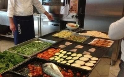 Teglie con prodotti gastronomici