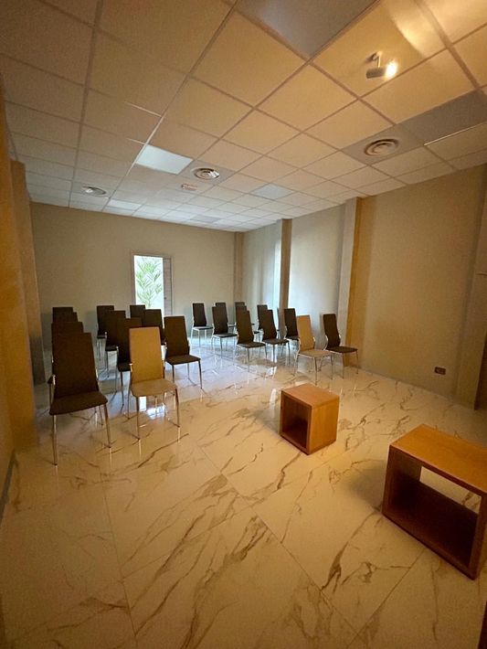 Restauratore al lavoro su una lapide in marmo con strumenti artigianali