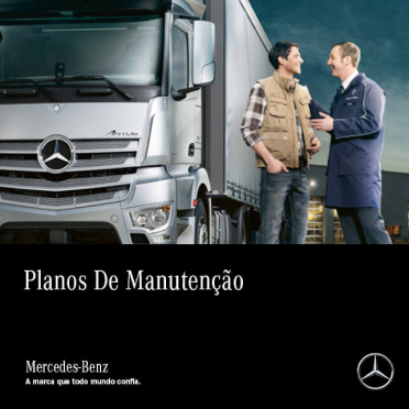 Dois homens estão conversando na frente de um caminhão Mercedes Benz