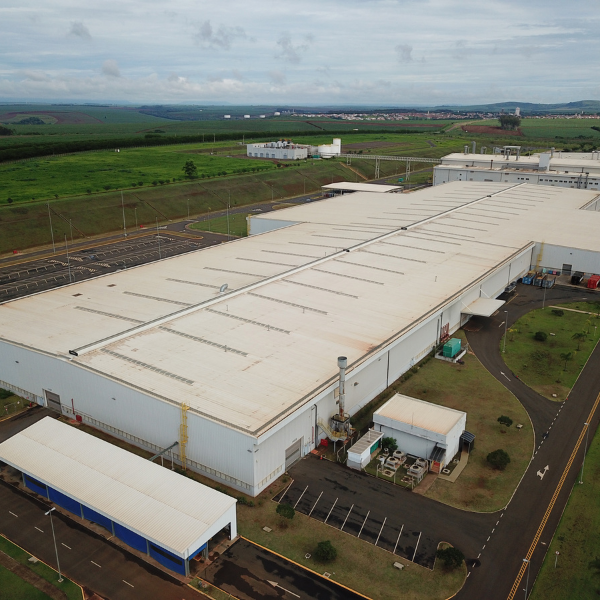 Uma vista aérea da fábrica da Mercedes Benz