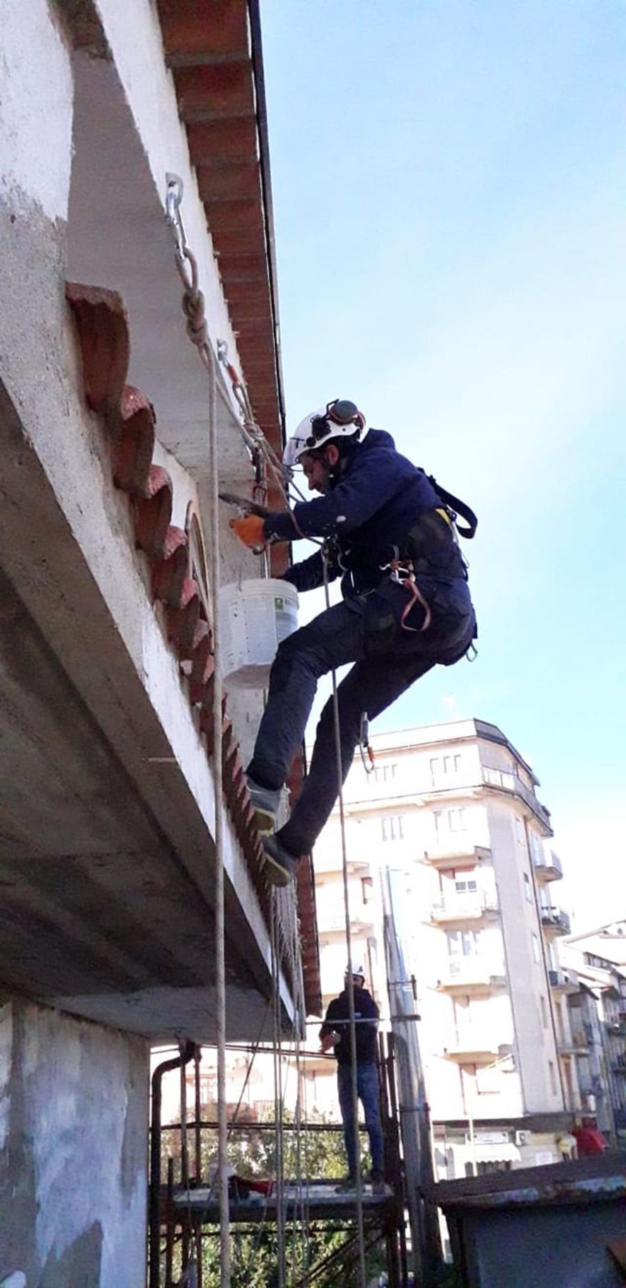 lavori edili su fune ad alta quota