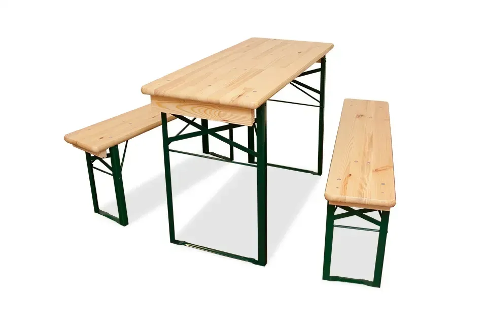 Houten picknicktafel en banken met groene metalen frames op een witte achtergrond.
