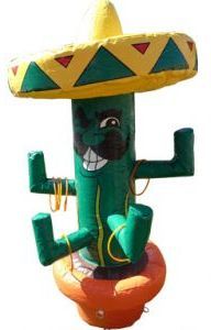 Opblaasbare cactus met sombrero, opgeheven armen en oranje voet.