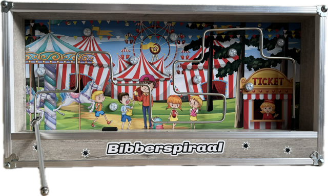Een bordspel met circusthema, inclusief een metalen doolhof en personages, genaamd 