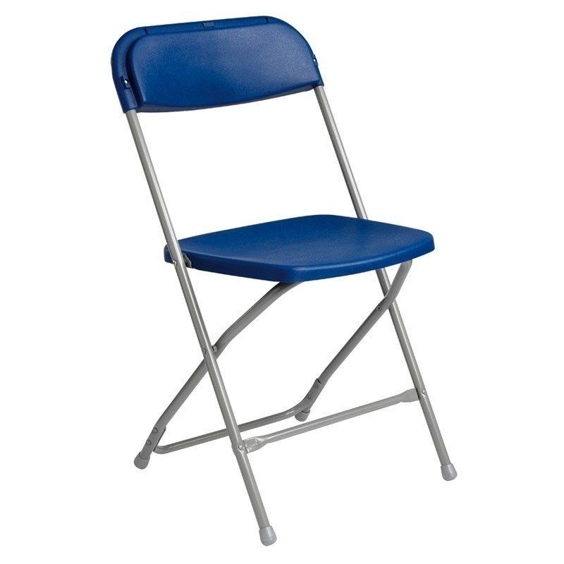 Blauwe klapstoel met zilverkleurig metalen frame, schuin geplaatst op een witte achtergrond.