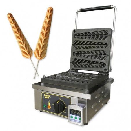 Commerciële wafelijzer met twee afgewerkte, langwerpige wafels op stokjes.