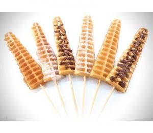 Wafellolly's op een stokje met diverse toppings, waaronder chocolade en noten, op een witte achtergrond.