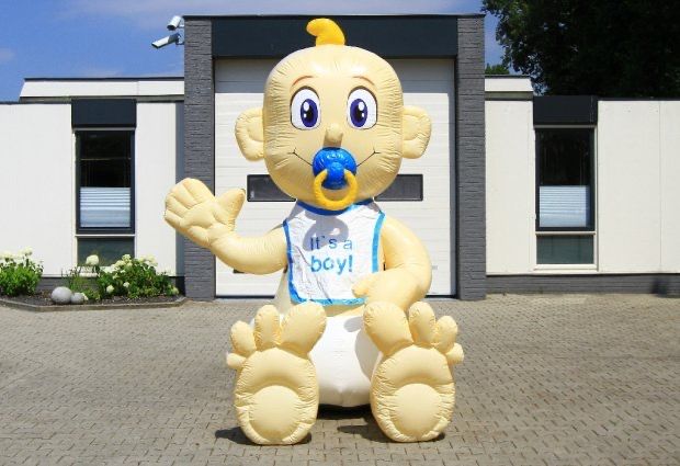 Opblaasbare cartoonbaby met speen en slabbetje met de tekst 