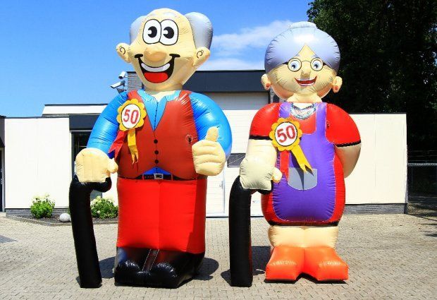 Opblaasbare figuren van een bejaard echtpaar dat hun 50e huwelijksjubileum viert.