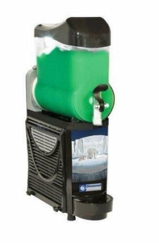 Een groene slushmachine, zwarte voet, doseertuit, met een afbeelding van een ijsbeer aan de voorkant.