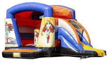 Opblaasbaar springkussen met glijbaan in superheldenthema; blauw, oranje, rood en wit.