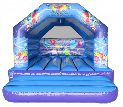 Blauw opblaasbaar springkasteel met ballonversiering.
