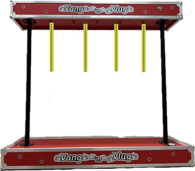 Rood en zilverkleurig spel met zwarte steunen, vier gele ophangpalen en het logo 
