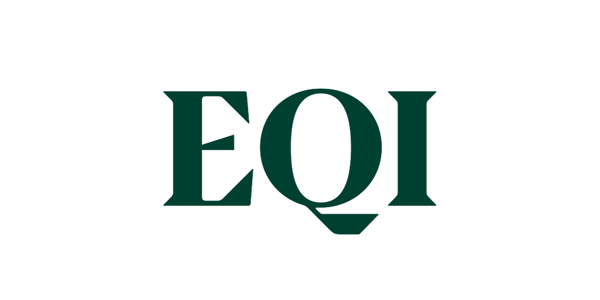 Logotipo da EQI em letras serifadas verde-escuras sobre fundo branco.