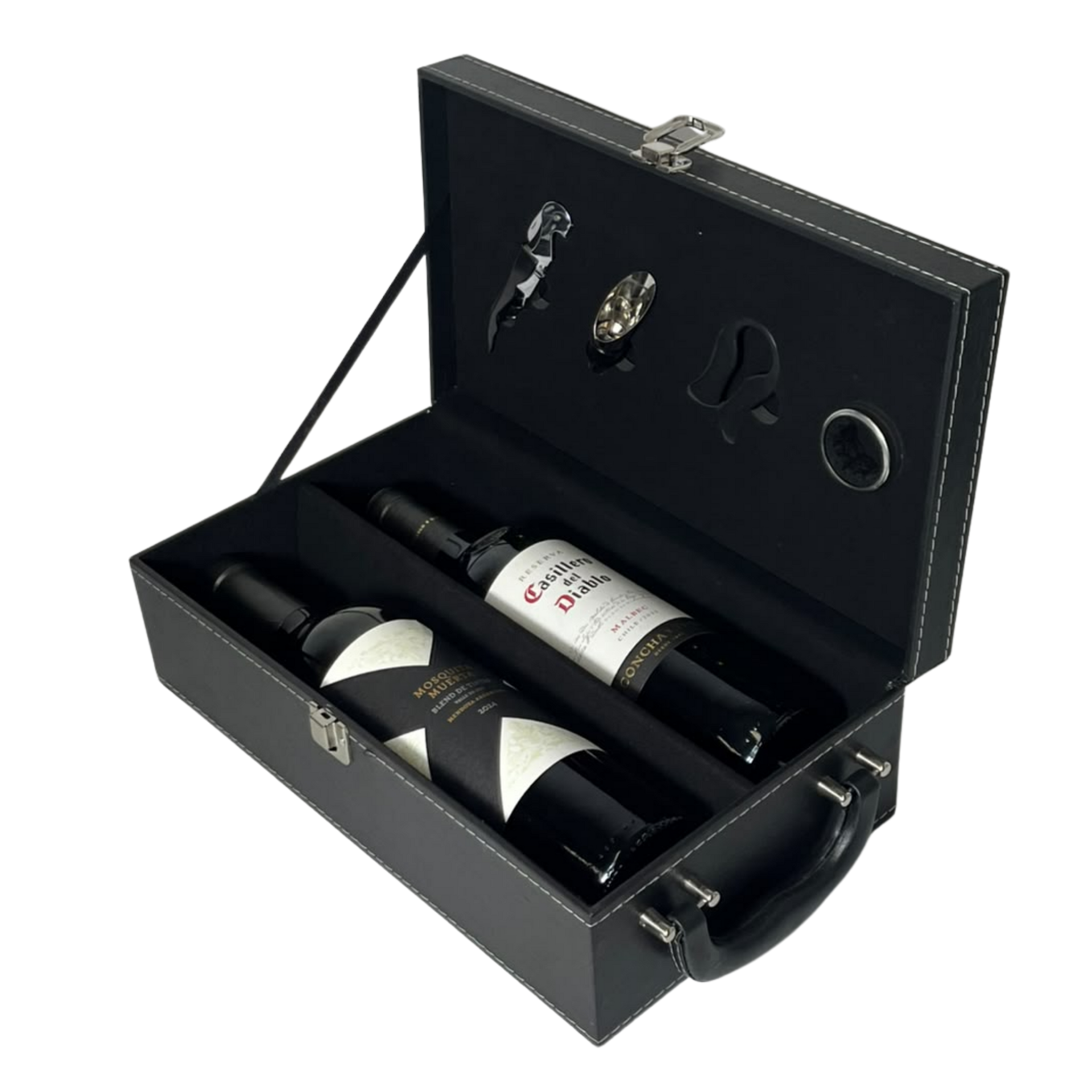 Uma caixa de presente preta aberta revelando uma garrafa de vinho e acessórios sobre um fundo branco.