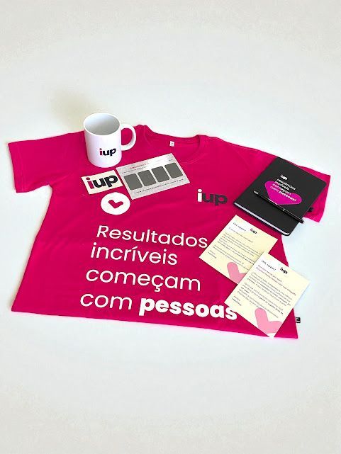 Pink campaign T-shirt, mug, and flyers with the text “Resultados incríveis começam com pessoas.”