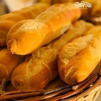 Cesta de baguettes doradas expuestas