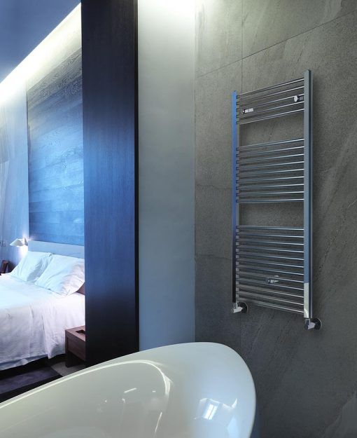 Un bagno con vasca e portasciugamani a parete