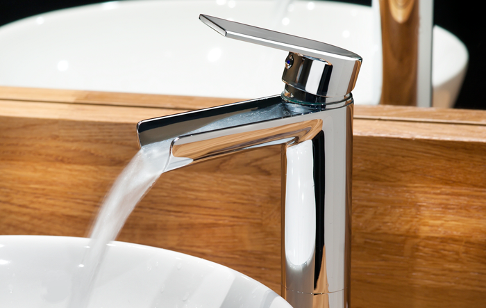 rubinetto con acqua aperta